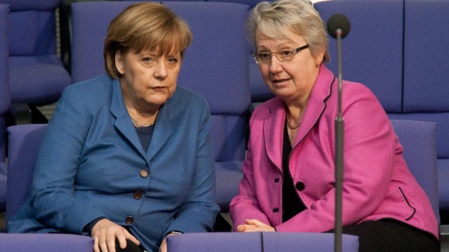 Merkel gibt Schavan Rueckendeckung
