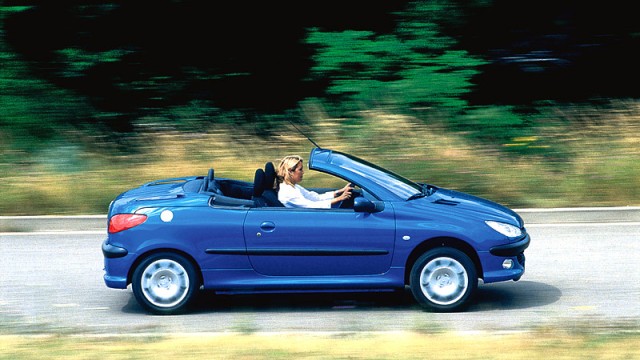 Gebrauchter der Woche (4): Peugeot 206 CC: Der Peugeot 206 CC machte das harte Klappdach auch im unteren Preissegment populär - allerdings funktionierte es nicht immer störungsfrei.