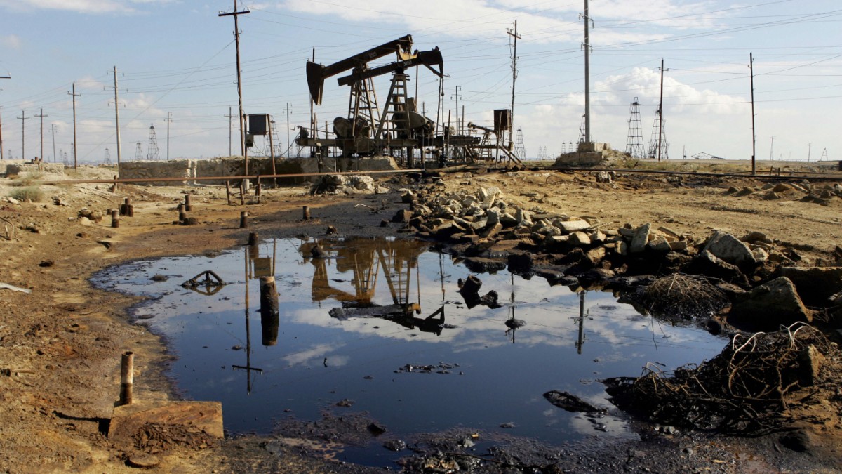 Разрушение природных ресурсов. Заброшенные нефтяные месторождения. Нефть и экология. Добыча нефти. Экология и нефтедобыча.