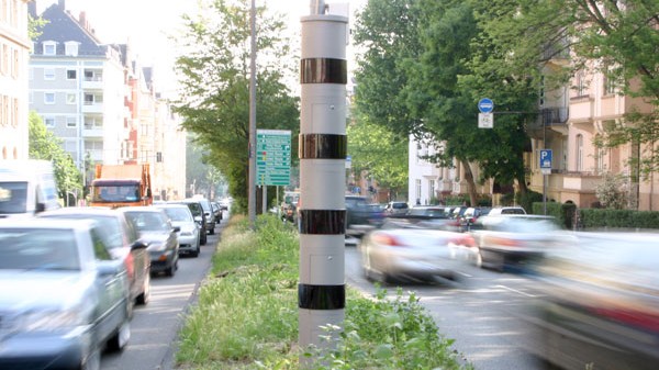 Geschwindigkeitskontrolle mit Poliscan: Diese schlanke Säule heißt Poliscan: Sie misst und fotografiert zu schnell fahrende Verkehrsteilnehmer.