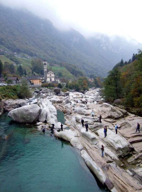 Schweiz Tessin Verzasca Flusstauchen