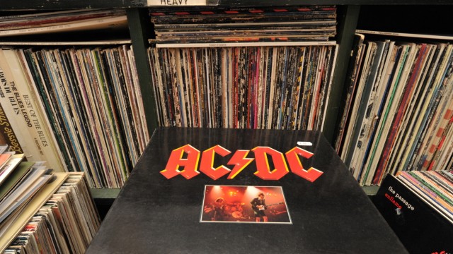 Rückkehr der Schallplatte: Rockmusik, nur echt auf Vinyl: Kenner schätzen den Sound von Bands wie AC/DC besonders, wenn sie ihn auf Schallplatte hören. Für seltene Platten zahlen Sammler schon mal ein kleines Vermögen.