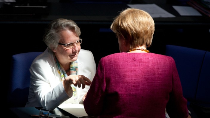 Merkel stärkt Ministerin Schavan den Rücken