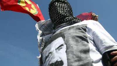 Kurdenpolitik: Ein kurdischer Demonstrant trägt ein T-Shirt mit dem Konterfei des inhaftierten PKK-Chefs Abdullah Öcalan. Seit 25 Jahren schwelt der Konflikt zwischen kurdischen Gruppen und türkischer Zentralregierung.