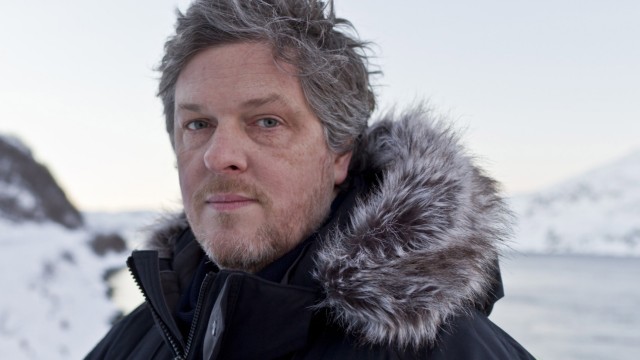 Regisseur Glasner über Vergebung: Regisseur Matthias Glasner nördlich des Polarkreises am Set von "Gnade" in Hammerfest: "Die Schauspieler spielen anders in der Kälte, wir sind als Team anders, der Film wird dadurch noch mit einer anderen als der eigenen Wirklichkeit aufgeladen."