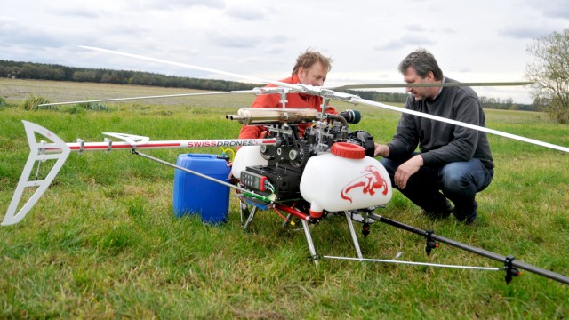 Daniel Krättli (l) von Swiss Drones AG und Freimut Stephan (Dienstleistungszentrum Ländlicher Raum Mosel) bereiten im brandenburgischen Paplitz den Start fer Drohne zur Bekämpfung vom Eichenprozession