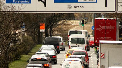 Pendler-Statistik: Staus inbegriffen: 60 Prozent der Deutschen fahren mit dem Auto zur Arbeit.