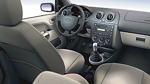 Gebrauchter der Woche (5): Ford Fiesta: Ausgewachsener Kleinwagen: Das Cockpit des Ford Fiesta ist aufgeräumt, die Bedienbarkeit ist gut. Kleines Manko sind die zu kurzen Sitzauflagen und die billig wirkenden Materialien.