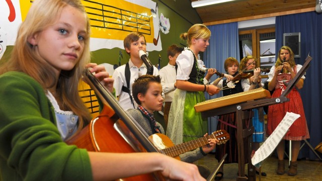 Klangvolles Pilostprojekt: Bei der Tauffeier für das Projekt JeKi in der Aula der Grundschule werfen die Parsdorfer Schüler schon mal einen Blick auf die Instrumente, die sie vielleicht einmal beherrschen werden.