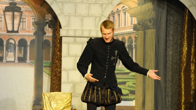 Shakespeare meets Monty Python: Die Monologe des Prinzen in Sam Bobricks Parodie auf den Shakespeare-Klassiker Hamlet sind geistreich und überzeugend. Michael Siegert von der Jungen Bühne Markt Schwaben stellt die widersprüchlichen Facetten der Figur gekonnt dar.