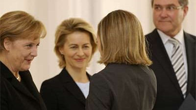 Regierungsumbildung komplett: Rochade im Bundeskabinett: Angela Merkel begrüßt Ursula von der Leyen und Kristina Köhler in ihren neuen Ämtern und verabschiedet Franz-Josef Jung.