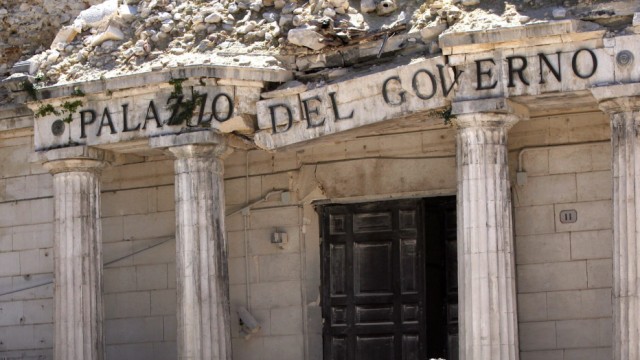 In Trümmern: Nachdem die Erde in den italienischen Abruzzen monatelang immer wieder kurz gewackelt hatte, wurde die Region um das Städtchen L'Aquila (im Bild der Regierungspalast) am 6. April 2009 aus