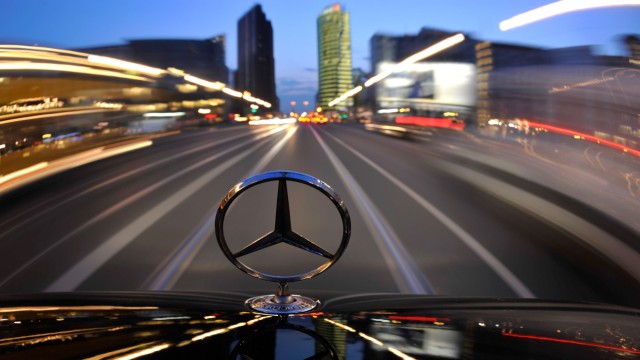 Panne bei Autohersteller: Ein Mercedes-Benz fährt über den Potsdamer Platz: Panne bei der Daimler AG.