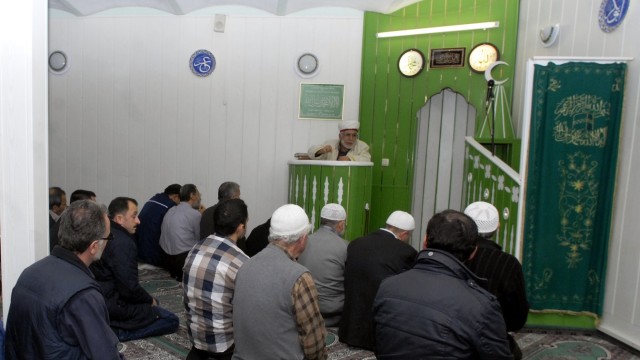 Erding: Der Imam kommt aus München, die Gläubigen aus Erding und Umgebung: Jeden Freitag, kurz nach 13 Uhr, treffen sich im Islamischen Zentrum in der Innenstadt etwa 200 Menschen zum Gebet.