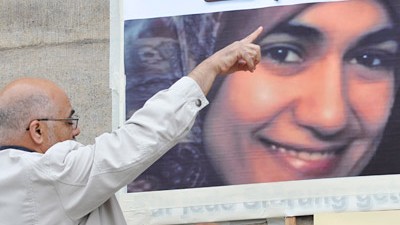 Mord an Marwa El-Sherbini in Dresden: "Warum wurde sie getötet?" Vor dem Rathaus in Dresden trauern die Menschen um Marwa El-Sherbini (Archivbild vom Juli 2009).