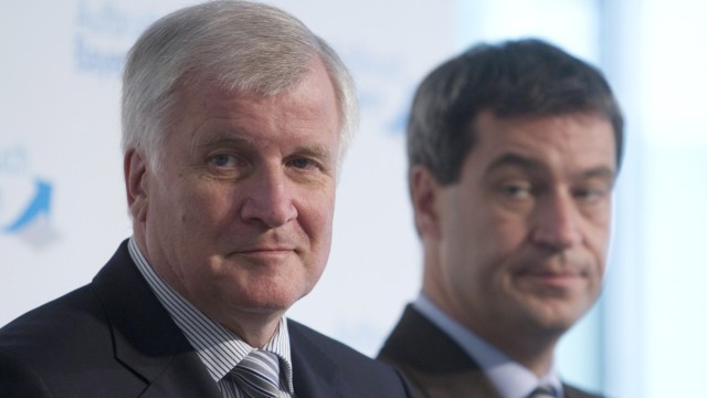 Ministerpraesident und CSU-Chef Horst Seehofer mit seinem Parteifreund und möglichen Nachfolger Markus Söder auf einem Archivbild von 2011.
