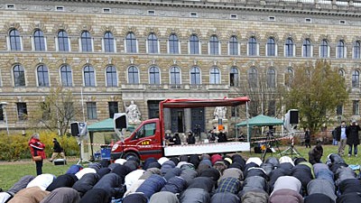 Urteil im Marwa-Prozess: Beten für ein gerechtes Urteil: Muslime vor dem Gerichtsgebäude in Dresden.