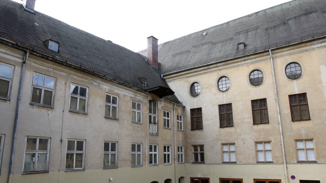 42. Sammelblatt: Dass die Stadt Freising das Asamgebäude sanieren will, stößt beim Historischen Verein auf Wohlgefallen.