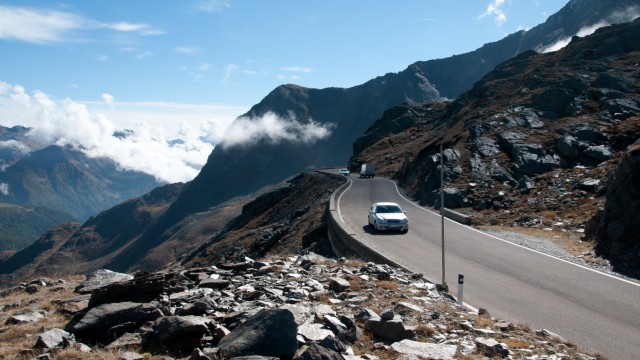 Durchs Gebirge mit dem Mercedes SL: Stock und Stein: Im Bereich der Passhöhe, auf 2500 Meter über dem Meer, führt die Timmelsjoch-Hochalpenstraße durch eine karge Welt.