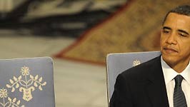 US-Präsident Barack Obama trägt sich in das Gästebuch des Nobelinstitutes ein.