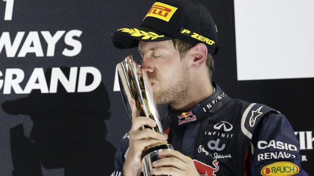 Formel 1 in Abu Dhabi: Sebastian Vettel feiert seinen dritten Platz von Abu Dhabi.