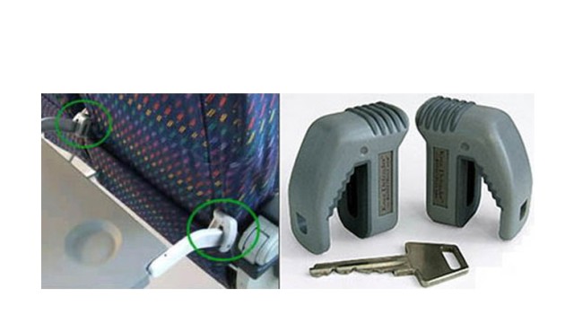 Reise-Gadgets: Die zwei Plastikklammern sollen verhindern, dass die Rückenlehne zurückgeklappt werden kann.