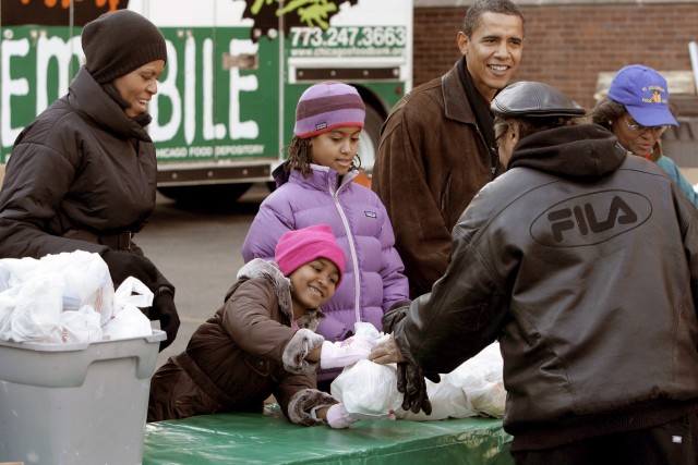 Künftiger U.S. Präsident Obama verteilt Lebensmittel