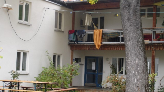 Studenten-Wohnheim in München: Das Maßmann-Wohnheim ist um einen Innenhof mit Bäumen gebaut. Dort wird regelmäßig gegrillt und gefeiert.