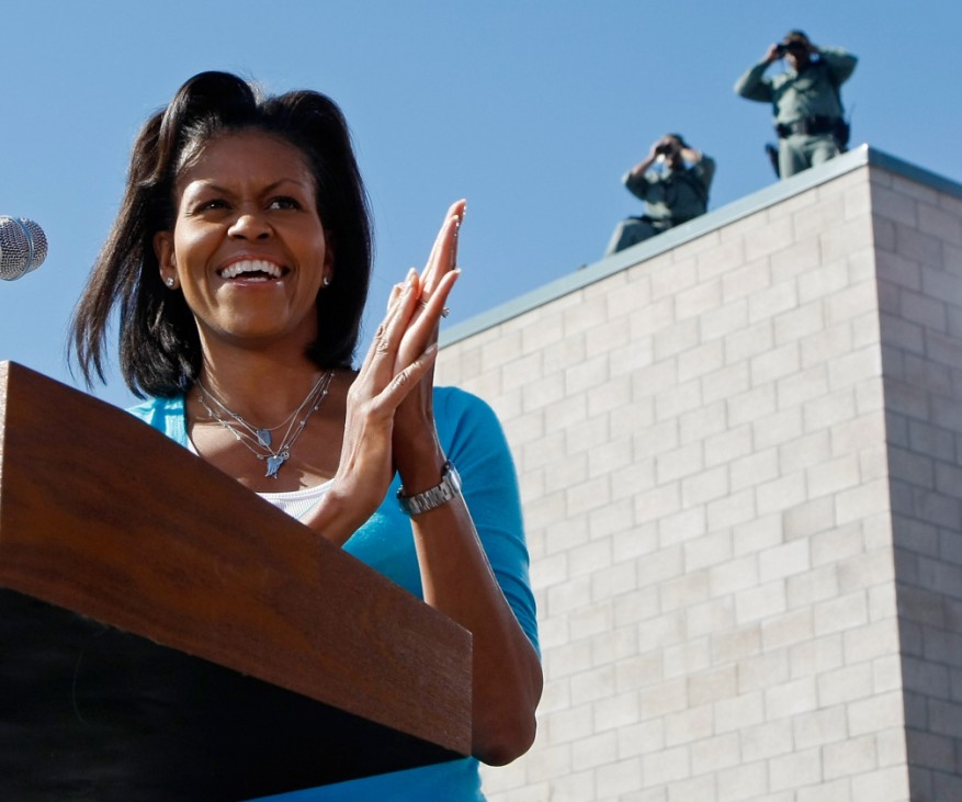 Michelle Obama von Sicherheitskräften bewacht bei einer Rede im Wahlkampf
