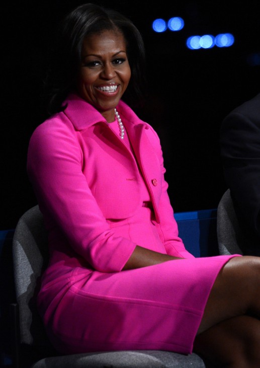 Michelle Obama trägt beim zweiten TV-Duell ein pinkes Kostüm