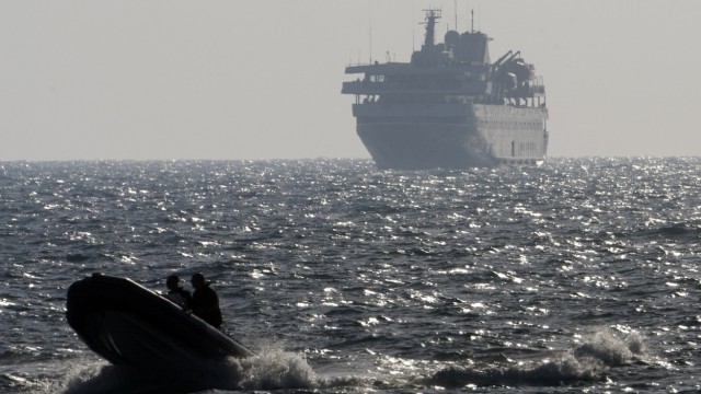 Einsatz gegen Gaza-Hilfsflotte: Die türkische "Mavi Marmara" wird im Mai 2012 von einem Schnellboot eskortiert.