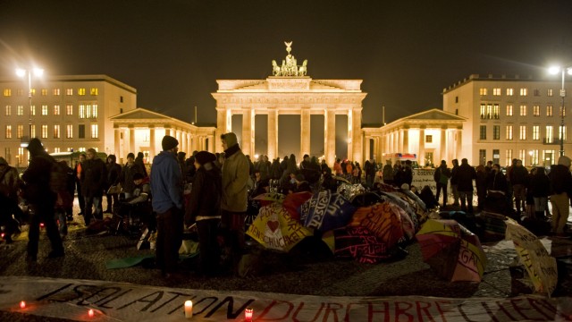 Fluechtlinge harren trotz strenger Auflagen am Brandenburger Tor aus