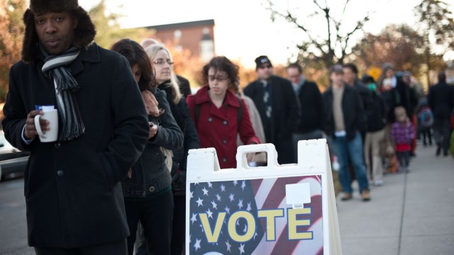 Wähler stehen vor einem Wahllokal Schlange um bei der Präsidentschaftswahl abzustimmen