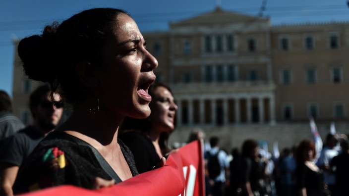 Euro: Griechische Demonstranten protestierten 2012 vor dem Parlament in Athen gegen neuerliche Sparmaßnahmen. Der Euro-Rettungsschirm ESM ist derzeit der größte Gläubiger des Landes.