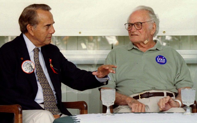 Barry Goldwater und Bob Dole (links)