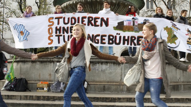 Koalitionsstreit in Bayern: Seit die Studiengebühren in der Regierungskoalition so heftig diskutiert werden, sind auch die Proteste wieder aufgeflammt. Erst in der vergangenen Woche haben wieder etwa 2500 Menschen demonstiert.