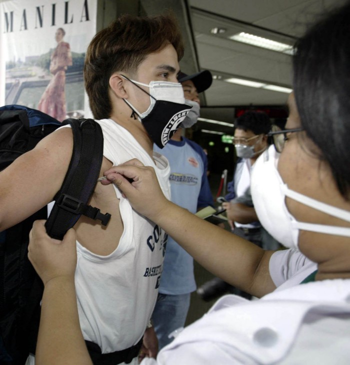 Angst vor SARS: Am Flughafen werden Passagiere auf erhöhte Temperatur untersucht, 2003