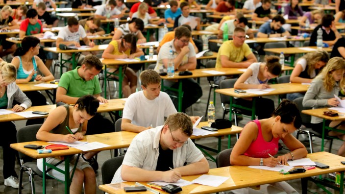 Studenten bei schriftlicher Prüfung