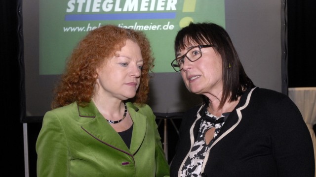 Erding: Mit der Prominenz im Rücken attackierte Helga Stieglmeier (rechts) die CSU und den Erdinger Landrat Martin Bayerstorfer. Sowohl in München als auch in Berlin wollen die Grünen künftig mitregieren, links die bayerische Spitzenkandidatin Margarete Bause