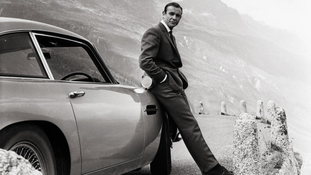 James-Bond-Buch: Szene mit dem DB5 aus "Goldfinger".