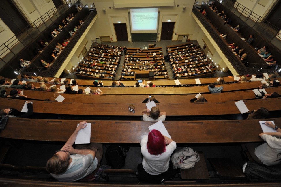 Studenten bei Soziologie-Vorlesung im Audimax der Münchner LMU, 2012