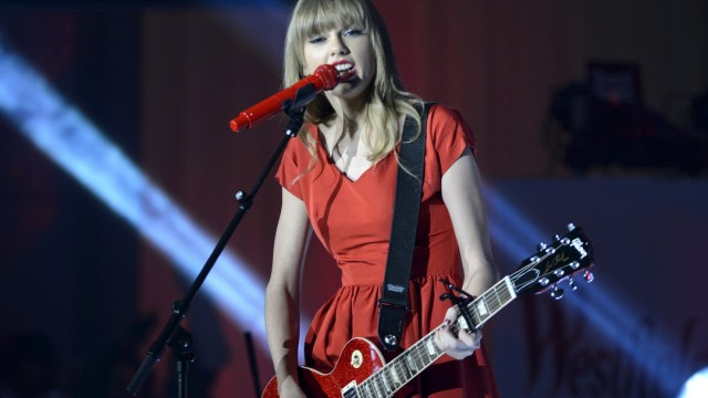 Taylor Swift Switches On Westfield London Christmas Lights