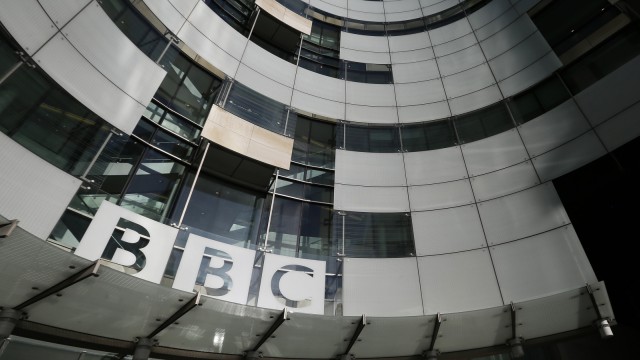 Affäre der BBC: Die BBC ist die älteste landesweite Sendeanstalt der Welt - und in der größten Krise ihres 90-jährigen Bestehens.