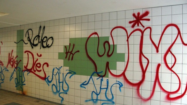 Amtsgericht Dachau: Immer wieder ein Ärgernis: Graffiti-Schmieriereien wie hier am Bahnhof in Röhrmoos.
