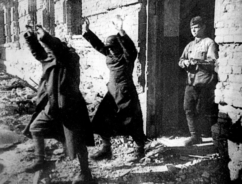 Russischer Soldat mit deutschen Kriegsgefangenen in Stalingrad