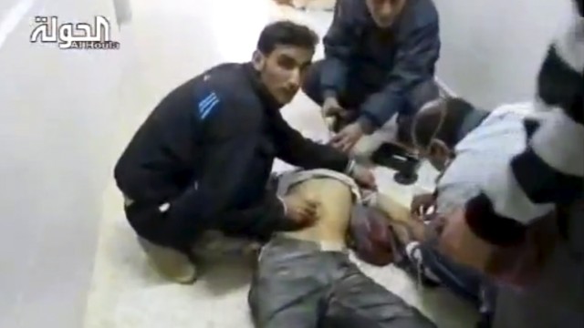 Jonathan Littells "Notizen aus Homs": Fernsehbild des syrischen Senders "Shaam News Network" zeigt einen Mann der von Bombenangriffen verletzt wurde und Anfang November in einem Krankenhaus in Houla behandelt wird.