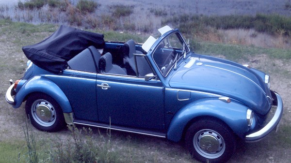 Blech der Woche (85): VW 1302 Cabrio: In zeittypischem Anconablau-Metallic lackiert: das VW Käfer Cabrio von 1971