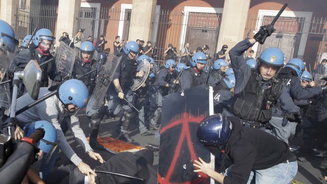 Proteste gegen die Sparpolitik: Gewalttätige Auseinandersetzungen zwischen Demonstranten und Polizisten in Rom.