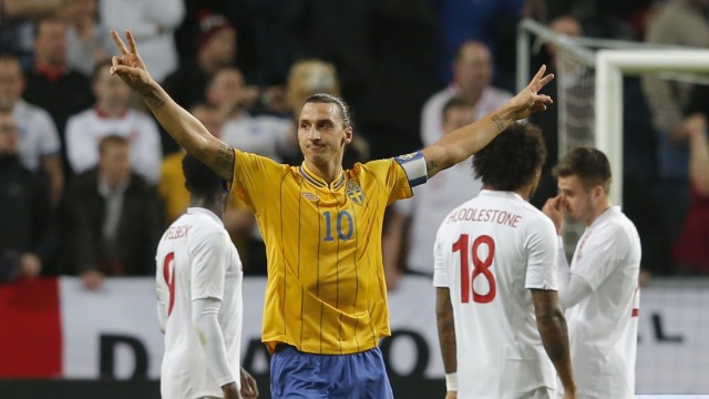 Schwedens Kapitän Zlatan Ibrahimovic lässt sich feiern für seine Tore gegen die englische Elf