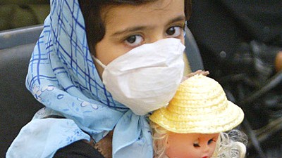 Schweinegrippe: Ein Kind in Afghanistan versucht sich mit einem Mundschutz vor einer Ansteckung mit dem H1N1-Virus zu schützen.